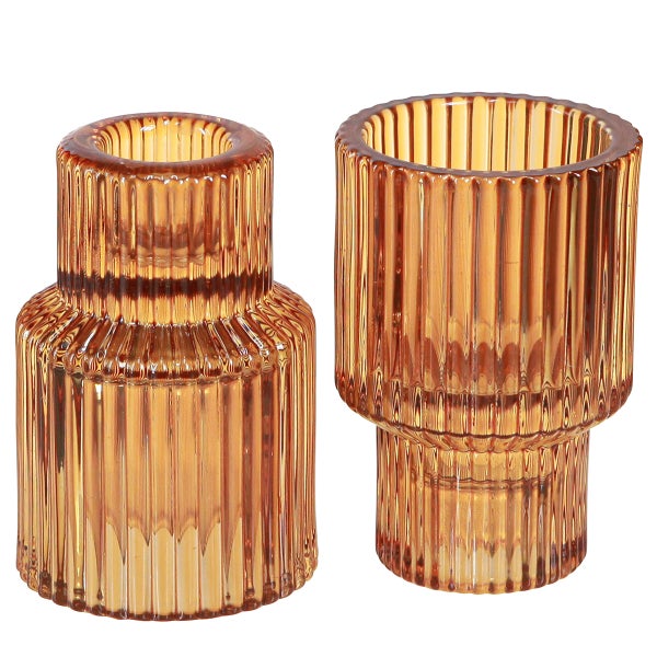 Zwei Kerzenhalter aus Glas mit vertikaler Rillenstruktur in Bernstein.