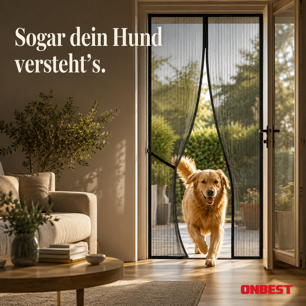 Ein Hund läuft durch einen Insektenschutzvorhang mit Magnetschließsystem an einer Terrassentür in ein helles Wohnzimmer. ONBEST Logo.