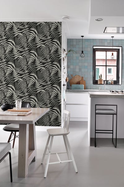 Küchenszene mit Esstisch, Stühlen und Wandtapete mit Pflanzenmuster