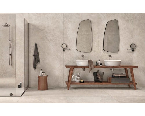 Modernes Badezimmer mit großformatigen Fliesen in Steinoptik, Doppelwaschtisch auf Holzkonsole, organisch geformten Spiegeln und Dusche.