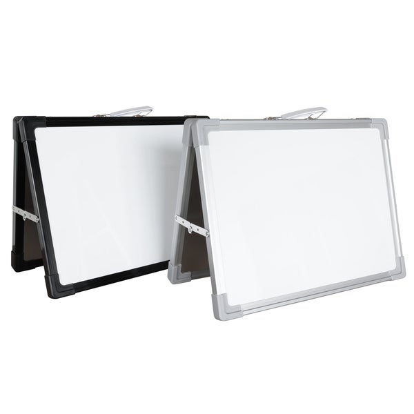 Zwei klappbare Tisch-Whiteboards in A-Form, ein schwarzer und ein silberner Rahmen, mit Tragegriffen.