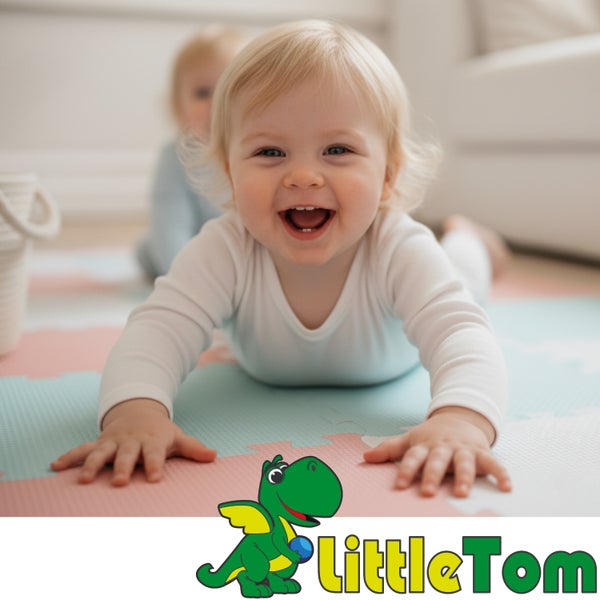 Ein kleines Kind krabbelt auf einer Spielmatte, Little Tom Logo.