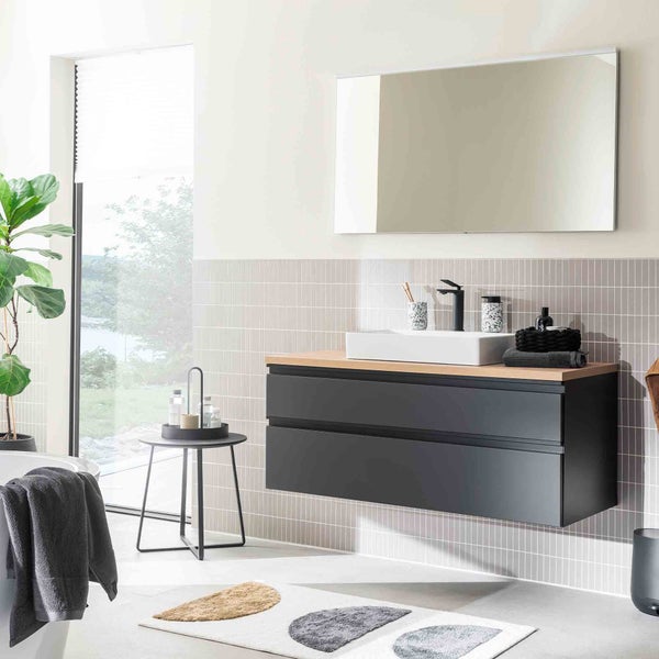 Modernes Badezimmer mit Waschtischunterschrank, Spiegel und Accessoires