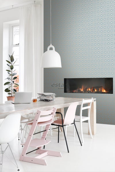 Wohnraum mit Esstisch, Stühlen und modernem Kamin