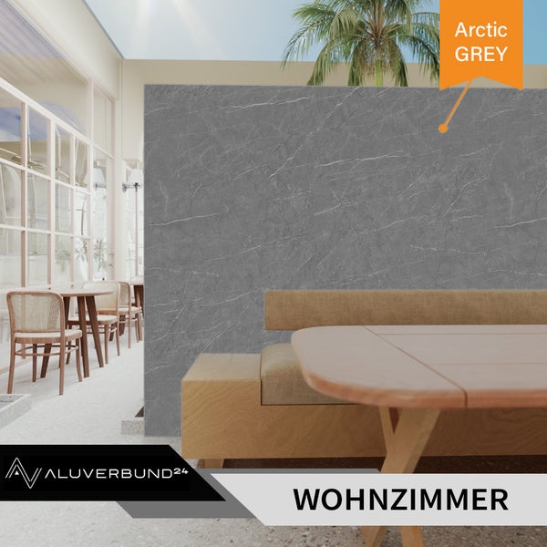 Wohnraumgestaltung mit einer grauen Wandplatte in Marmoroptik und dem Hinweis Arctic Grey