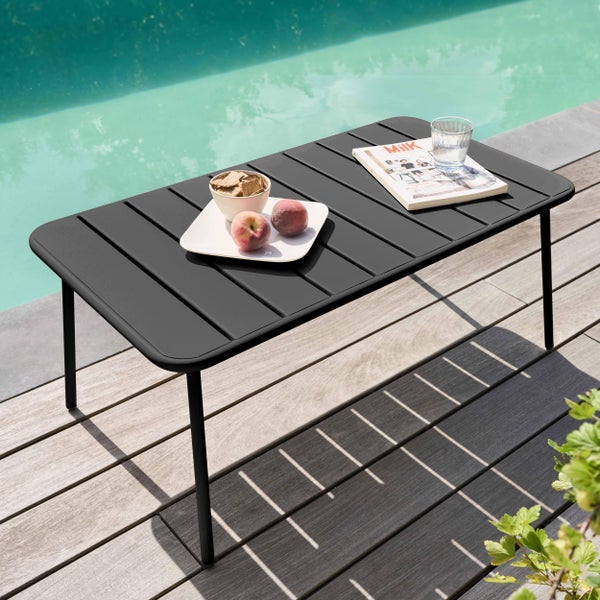 Rechteckiger Garten-Beistelltisch aus Metall mit Lattenoptik auf einer Holzterrasse am Pool.