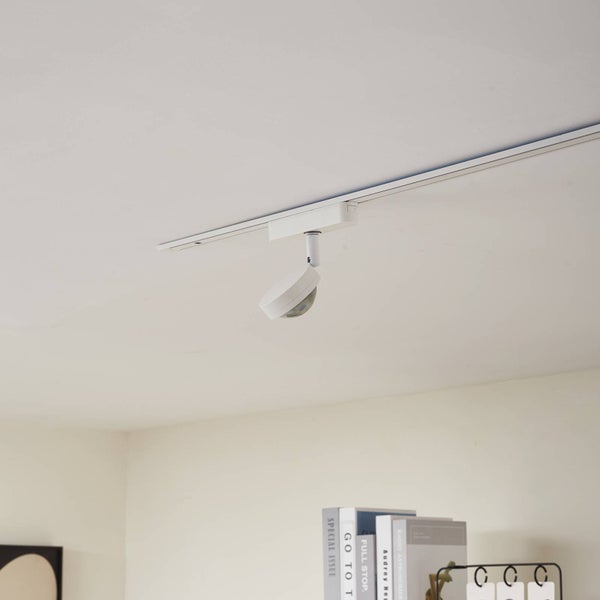 Weißes Schienensystem mit einem verstellbaren Strahler an einer Decke montiert.