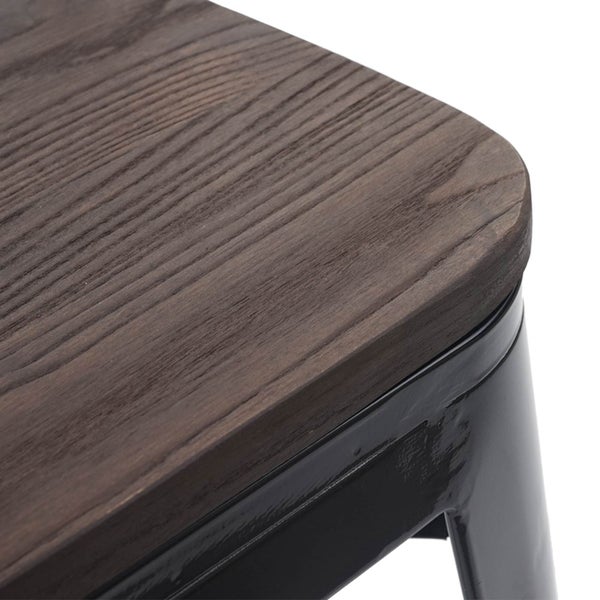 Detailansicht eines Barhockers mit Sitzfläche aus Holz und Gestell aus Metall.