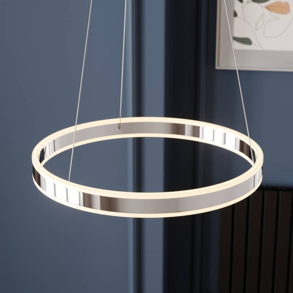Moderne LED-Pendelleuchte in Ringform aus glänzendem Metall, aufgehängt an dünnen Seilen.