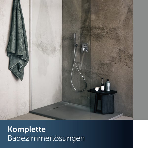 Badezimmer mit Dusche, Handtuch und Badhocker