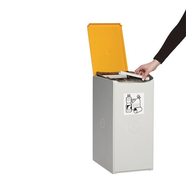 Grauer Mülleimer für Wertstoffe mit gelbem Deckel und Piktogramm für Kunststoffverpackungen, eine Hand wirft Abfall in den Behälter.