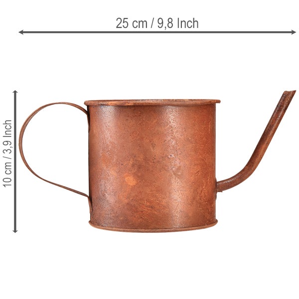 Dekorative Gießkanne aus Metall in Rostoptik, Maße 10 Zentimeter Höhe und 25 Zentimeter Länge.