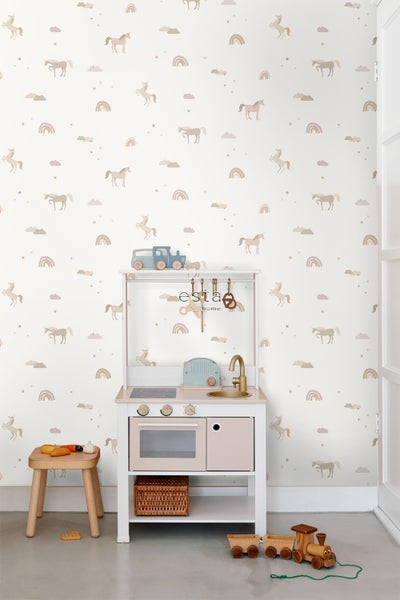 Kinderzimmer mit Einhorn-Tapete, Spielküche und Holzspielzeug