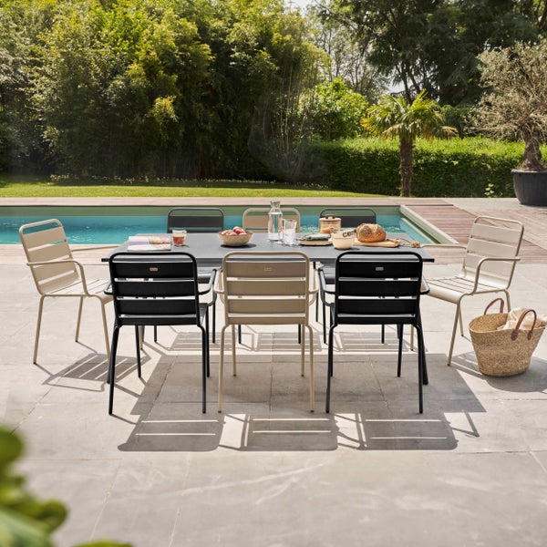 Rechteckiger Gartentisch in Anthrazit mit schmalen Metallbeinen.