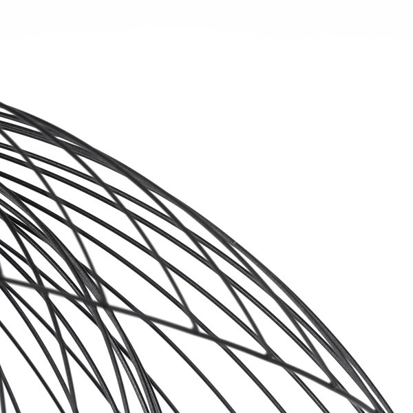 Detailansicht einer Pendelleuchte mit Drahtschirm und Glühbirne