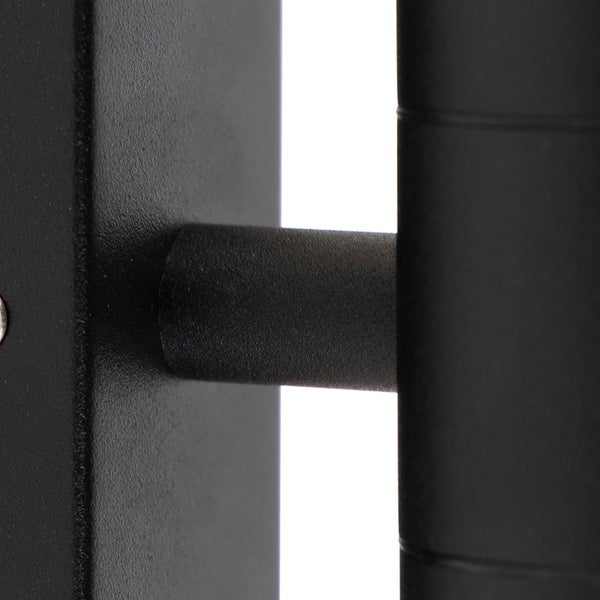 Detailansicht einer schwarzen Wandhalterung aus Metall mit strukturierter Oberfläche.