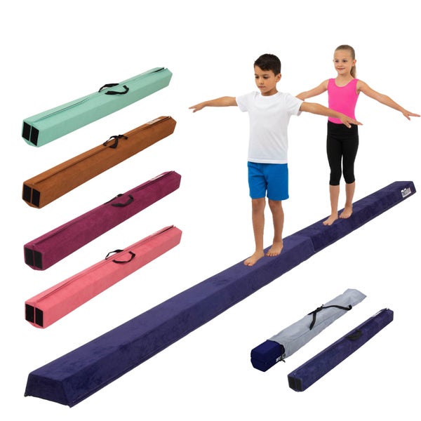Kinder beim Training auf einem Gymnastik-Schwebebalken aus Schaumstoff, Balancierbalken für zu Hause in verschiedenen Farben mit Tragetasche.