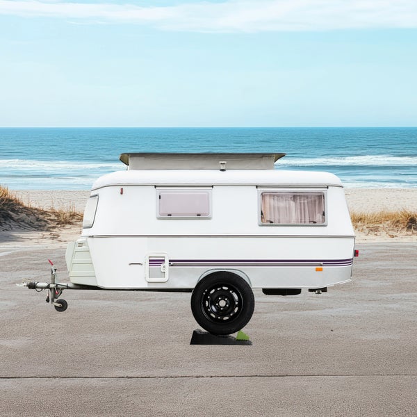 Weißer Wohnwagen am Strand