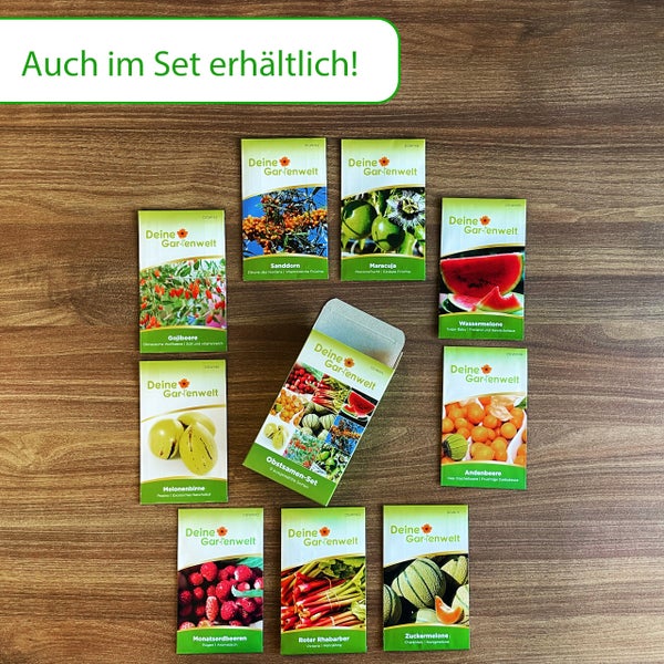 Obstsamen-Set mit Deine Gartenwelt Logo und neun Samentütchen für Sorten wie Sanddorn, Maracuja und Wassermelone auf einer Holzoberfläche.