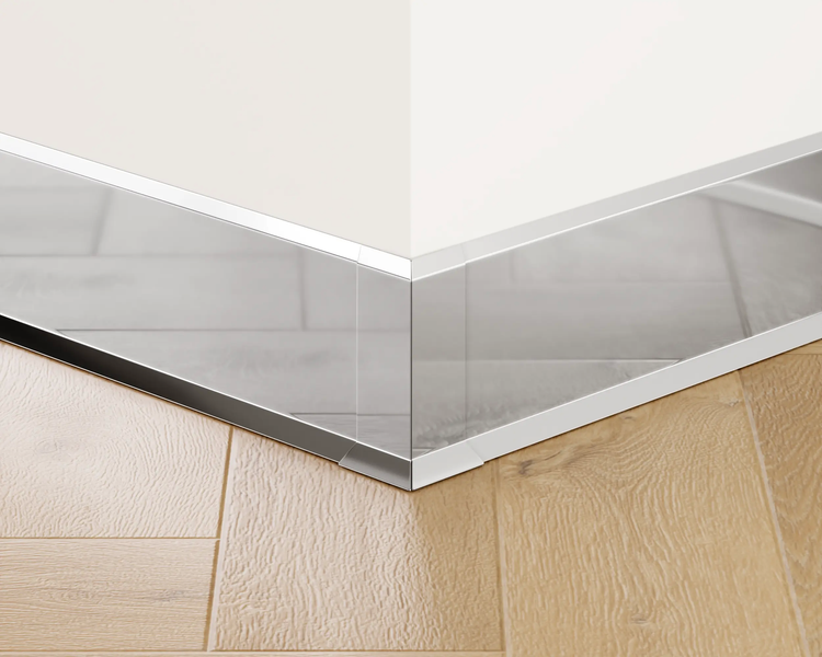 Sockelleisten aus Kunststoff an Fliesen und Holzboden