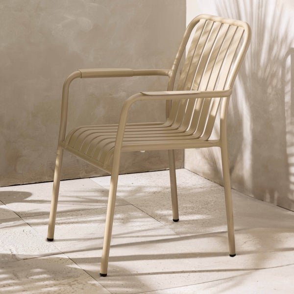 Moderner Gartenstuhl aus Metall mit Armlehnen und Latten-Design an Sitzfläche und Rückenlehne auf einer hellen Terrasse.