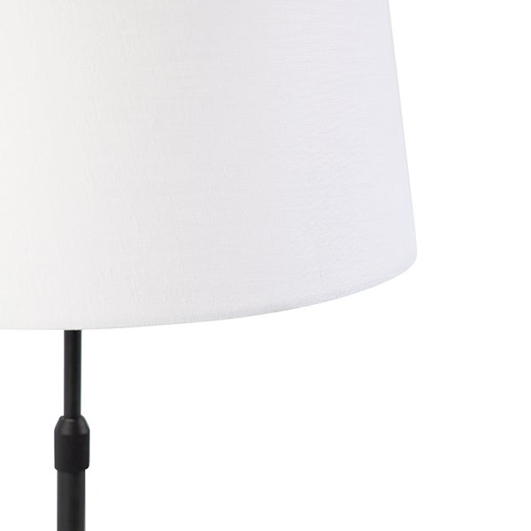 Nahaufnahme einer Leuchte mit weißem Textilschirm und schwarzem Metallstab.