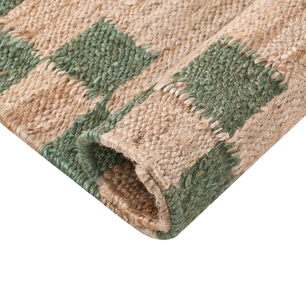 Nahaufnahme eines handgewebten Jute-Teppichs mit Schachbrettmuster in Natur und Grün.