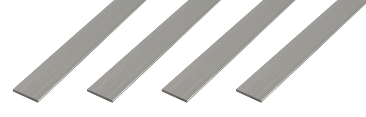Vier flache Aluminiumprofile als glatte Metallleisten für Bauprojekte.