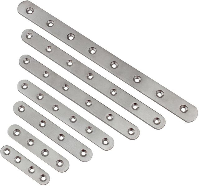 Mehrere flache, gerade Verbindungselemente aus Metall mit Löchern