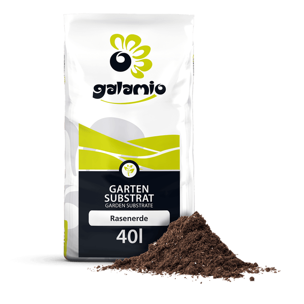 Galamio Gartensubstrat Rasenerde im 40 Liter Sack mit einem Grasbüschel davor.
