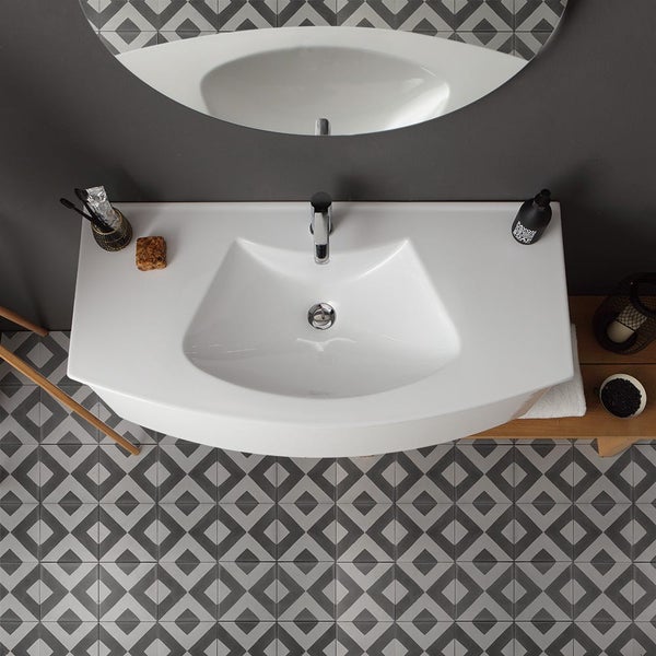 Aufnahme von oben eines Badezimmers mit weißem Waschbecken und Spiegel