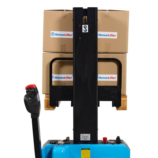 Gabelstapler mit Kartons auf einer Palette