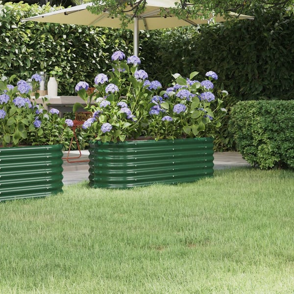 Garten mit Hochbeeten aus Metall und blühenden Hortensien