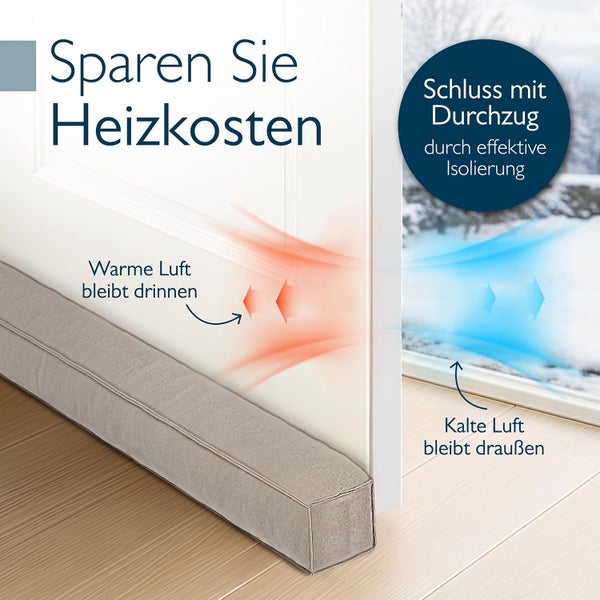 Grauer Zugluftstopper an einer Tür zur Isolierung gegen Kälte und zum Sparen von Heizkosten.