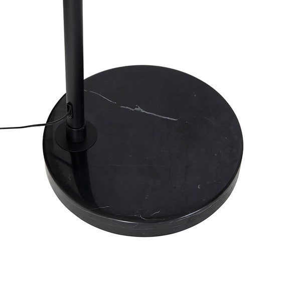 Detailaufnahme des runden Marmorfußes einer Stehlampe