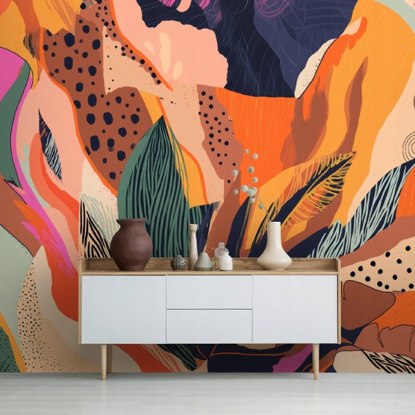 Dekorative Tapete mit abstraktem Muster hinter einem Sideboard mit Vasen