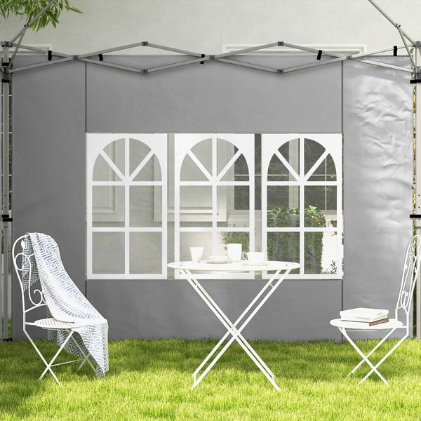 Graue Seitenwand für Faltpavillon mit drei Sprossenfenstern, aufgebaut im Garten mit Bistrotisch und Stühlen auf einer Rasenfläche.