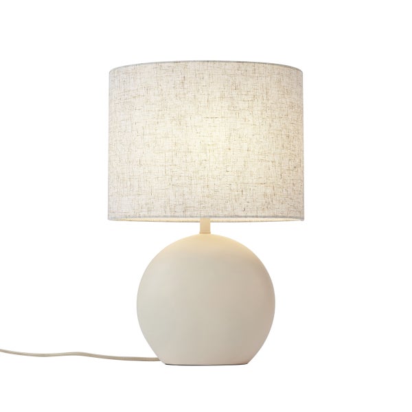Tischleuchte mit kugelförmigem Fuß und zylindrischem Stoffschirm in Leinenoptik.