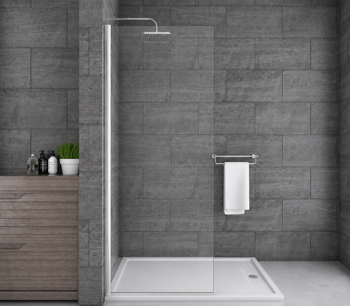 Begehbare Dusche mit Glaswand, flacher weißer Duschwanne und Regenduschkopf vor grauen Wandfliesen in Natursteinoptik.