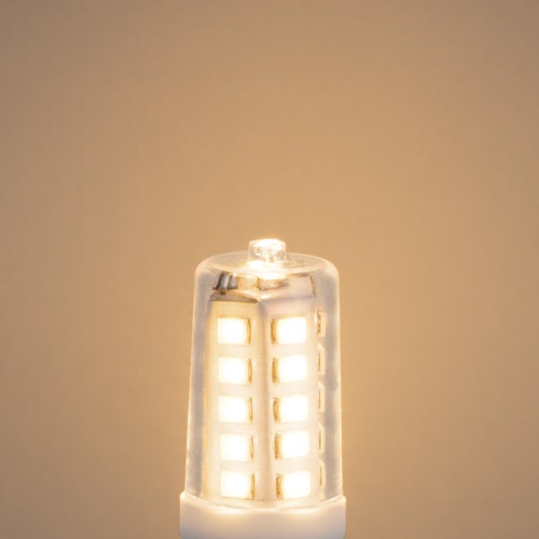 Leuchtendes G9 LED Leuchtmittel mit klarem Kunststoffgehäuse und mehreren warmweißen LEDs.