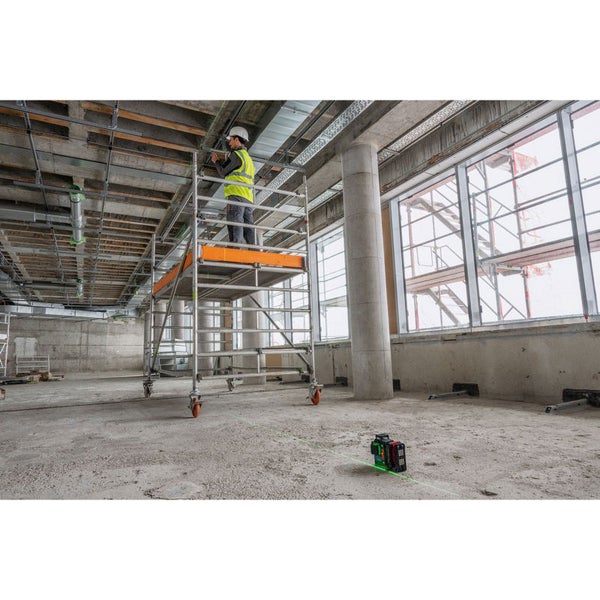 Baustelle mit Arbeiter auf Gerüst und Linienlaser