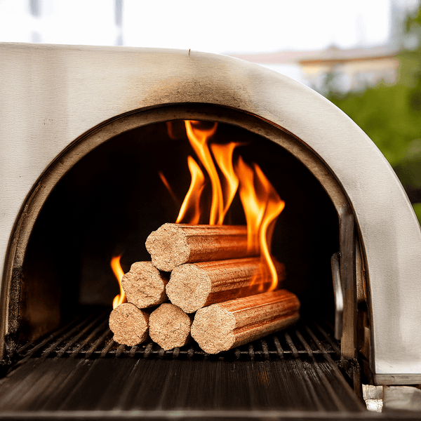 Stapel brennender Holzbriketts in einem modernen Pizzaofen aus Edelstahl mit lodernden Flammen.
