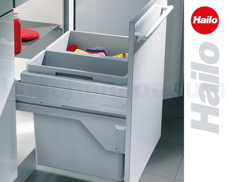 Hailo Einbau-Abfalltrennsystem mit grauen Kunststoffbehältern in einem ausziehbaren Küchenunterschrank.