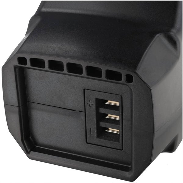 Detailansicht eines Akku Anschlusses für Elektrowerkzeuge mit deutlich sichtbaren Plus und Minus Symbolen.