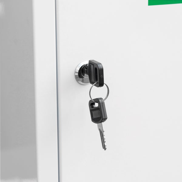 Schlüssel steckt im Schloss eines Erste-Hilfe-Schranks