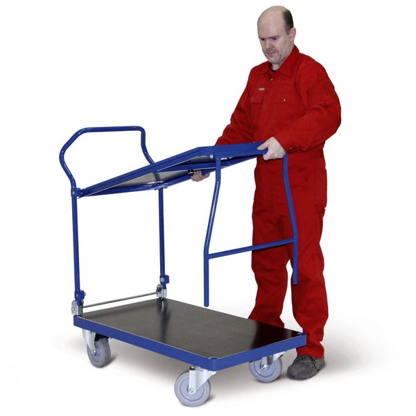 Mann klappt Bordwand eines blauen Transportwagens hoch