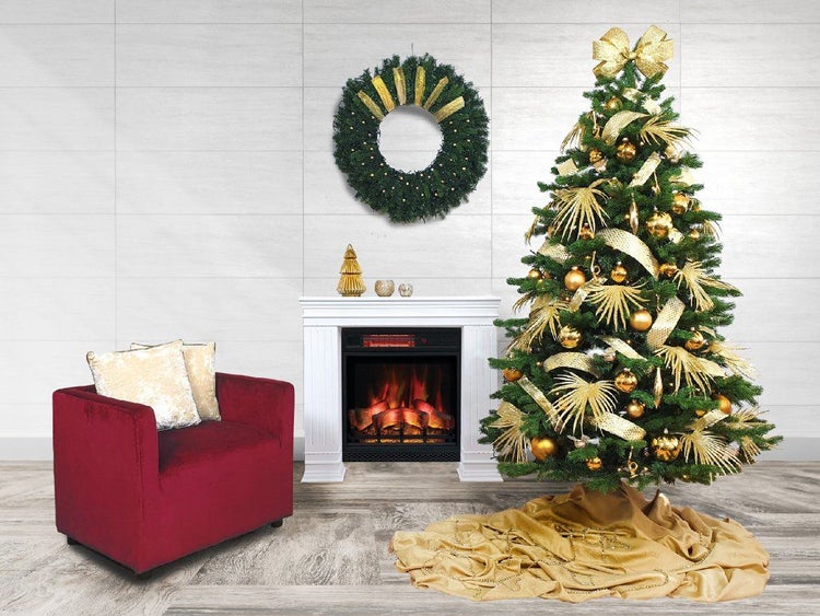 Festlich dekorierter Weihnachtsbaum mit Kamin und Sessel in einem weihnachtlich geschmückten Wohnzimmer.
