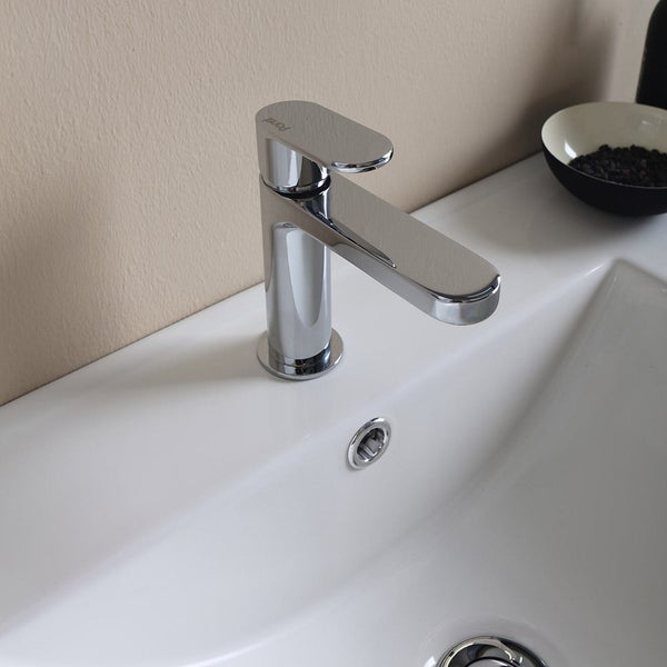 Glänzender Waschtischmischer auf einem weißen Waschbecken