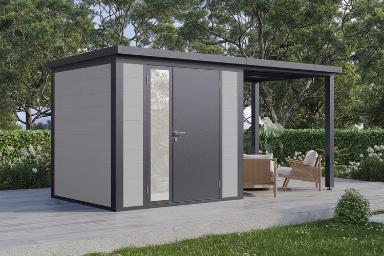 Modernes Gartenhaus aus Metall mit Flachdach, Glasfront und seitlichem Anbau mit Sitzbereich auf einer Terrasse im Garten.