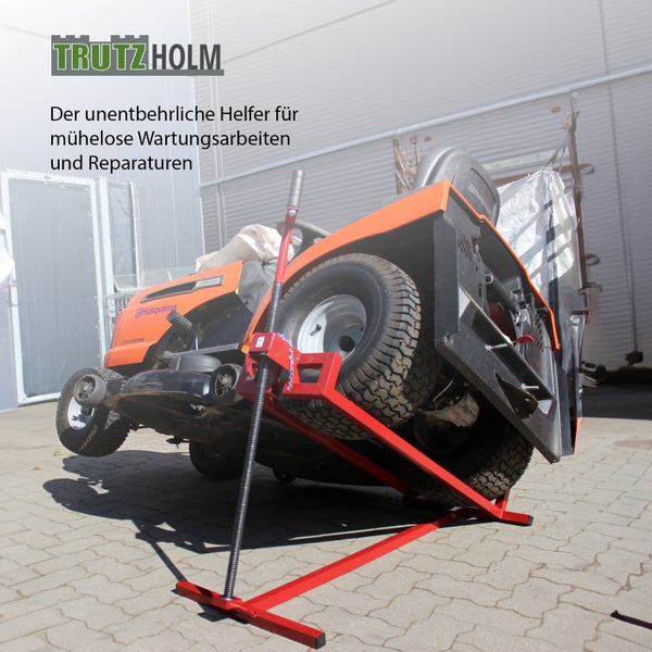 Aufgebockter Rasentraktor zur Wartung auf einer Rasentraktor Hebebühne